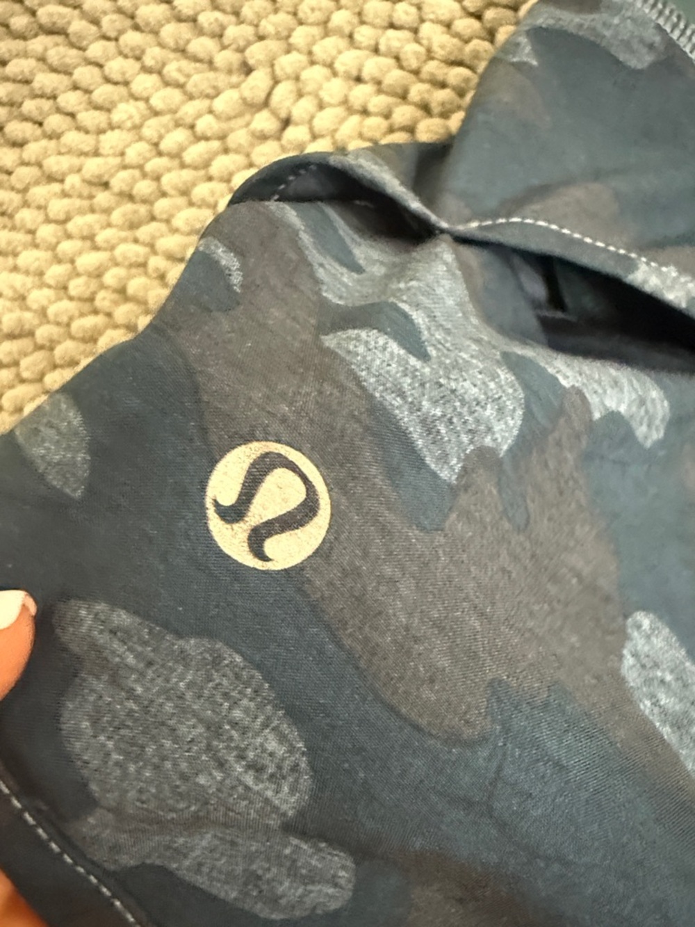 Lululemon speed up, size 8, 2.5 in inseam, mid rise, good condition - Picture 4 of 5